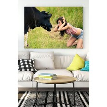 SBN - Store (PSTER16278) Inek ve Kız Eğlenceli Mizahi Kanvas Tablo 40 x 60