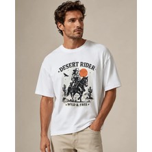 Can Moda Canmoda Unisex Beyaz Oversize Desert Rider Kovboy Atlı Çöl Baskılı Tişört