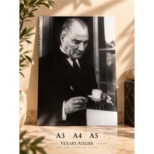 Vexart Atelier Mustafa Kemal Atatürk Kahve Içerken Poster – Siyah Beyaz Tarihi Atatürk Duvar Posteri 21 x 29.7 cm