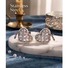 Stainless Steel Pirinç Gümüş Renk Fiyonk Detay Incili Zirkon Taşlı Kalp Küpe