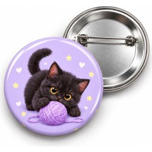 Beyaz Penguen Yumakla Oynayan Siyah Yavru Kedi - 58MM Rozet
