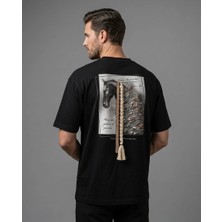 Can Moda Canmoda Unisex Siyah Oversize Sırtı At Baskılı 3 Boyutlu Püskül Detaylı Tişört