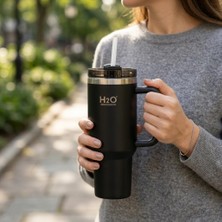 Str Store 1200 ml Kapasiteli Paslanmaz Çelik Termos Kupa - Entegre Pipetli, Geniş Kulplu, Çift Duvar Vakum Yalıtımlı, Araç Içi Bardaklık Uyumlu Seyahat Matarası ve Çelik Suluk (Siyah)
