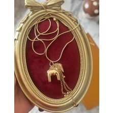 Esmeray Aksesuar Gold Renk Rodyum Kaplama At Figürlü Saçaklı Ayarlanabilir Asansörlü Kolye Max. Uzunluk 90 Cm.