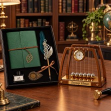 Hediyesahibi Kişiye Özel Isimli Newton Beşiği Masa Saati ve Divit Hokka Tüylü Kalemli Defter Seti