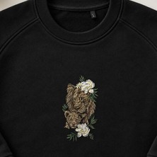 Çiçekli Aslan ve Yavrusu Nakışlı Bisiklet Yaka Sweatshirt Unisex