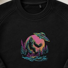 Ufo ve Koca Ayak Retro Orman Nakışlı Bisiklet Yaka Sweatshirt Unisex