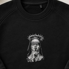 Gözü Bağlı Rahibe Dikenli Taç Nakışlı Bisiklet Yaka Sweatshirt Unisex