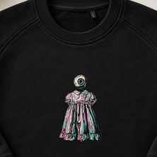 Ürkütücü Oyuncak Bebek Sürreal Nakışlı Bisiklet Yaka Sweatshirt Unisex