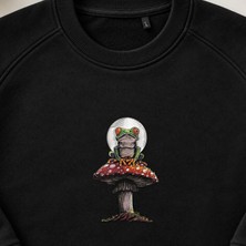 Mantar Üstünde Kurbağa Nakışlı Bisiklet Yaka Sweatshirt Unisex