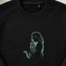 Kedisine Sarılan Kadın Silüeti Nakışlı Bisiklet Yaka Sweatshirt Unisex