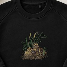 Yuvada Ördek Yavruları Nakışlı Bisiklet Yaka Sweatshirt Unisex