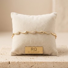 Rui Qi Jewelry Vıp Seri 316L Çelik Gold Renk Zirkon Taşlı Kıvrımlı Damla Motifli Bileklik 18,5 cm