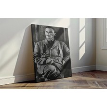 Kanvaspera Düşünceli Atatürk Portresi - Kanvas Tablo - Siyah Beyaz, Karizma ve Derinlik Temalı Duvar Dekoru