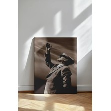 Kanvaspera Gökyüzüne Bakan Atatürk - Kanvas Tablo - Sepya Ton, Umut ve Vizyon Temalı Duvar Dekoru
