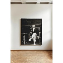 Kanvaspera Mustafa Kemal Atatürk Karizmatik Oturuş - Kanvas Tablo - Siyah Beyaz, Tarihi, Lider Duvar Dekoru