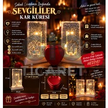 Gio Ticaret - Sokak Lambası Işığı Altındaki Sevgililer Kar Küresi - 3 Kademe Işıklı - Şık ve Dekoratif Hediye - Kırmızı Kalp Şeklinde Küçük Metal Kutu Hediyeli
