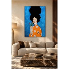 Fida Mavi Fonda Kır Çiçeği Tutan Kadın Canvas Tablo