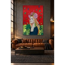 Fida Kırmızı Fonda Gül Taçlı Sarışın Kadın Canvas Tablo
