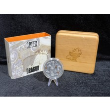 Öztürk Koleksiyon 2022 Niue Greek Dragon – 2 Oz 999 Saf Gümüş Sikke – 2 Dolar – Kehribar Taşlı – Antique Finish – 500 Adet Limitli – Mennica Polska