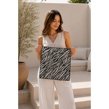 East West Trading Zebra Desenli Şifon Kare Fular 46 x 45 cm Siyah Beyaz Hafif ve Şık Kadın Fular