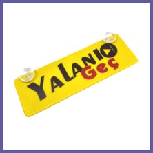 Nida Yalanı Geç Yazılı Sarı Dekor Plaka Vantuzlu Cam Süsü 22X7.5CM Nıda