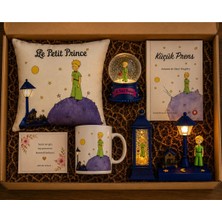 Minik Esnaf Küçük Prens Premium Hediye Seti | Yastık, Kupa, Işıklı Kar Küresi, Masa Lambası, Dekoratif Fener, Kitap ve Özel Not Kartı