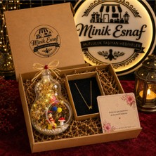 Minik Esnaf Işıklı Teraryum ve Yıldız Kolye Hediye Seti – Dekoratif Cam Teraryum, Kraft Hediye Kutusu ve Mesaj Kartı | Sevgiliye, Doğum Günü, Yıldönümü, Özel Gün Hediyesi