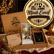 Minik Esnaf Işıklı Kar Manzaralı Dekoratif Lamba & Yıldız Kolye Hediye Seti – Kraft Kutulu Romantik Hediye Paketi, Mesaj Kartlı Sevgili Hediyesi