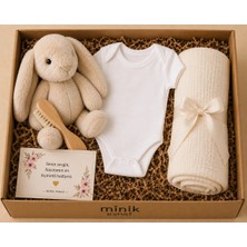 Minik Esnaf Yeni Doğan Bebek Hediye Seti – Tavşan Peluş, Müslin Battaniye, Ahşap Bebek Fırçası ve Zıbınlı Kraft Hediye Kutusu – Baby Shower & Hastane Çıkışı Hediyesi