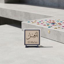 Miaju Gönül Huzurunu Sembolize Eden Izzet ve Onur Simgesi El-Mu'izz Masa Dekoru - Iç Mekâna Karakter Katan Bir Vurgu, Misafirliğe Giderken Alınabilecek Özel Hediye (Kompakt Boyutlu) 10X10 cm