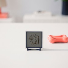 Miaju Huzur ve Inanç Odaklı Manevi Değeri Yüksek Allah (C.c.) Kaligrafisi Modern Dekoratif Parça - Göz Yormayan Şık Bir Dekorasyon Detayı, Misafirliğe Giderken Alınabilecek Özel Hediye (Minyatür) 10X10 cm