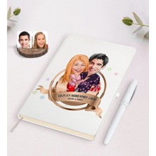 BK Gift Kişiye Özel Yılın En Mükemmel Çifti Karikatürlü Beyaz Defter ve Kalem Hediye Seti-2