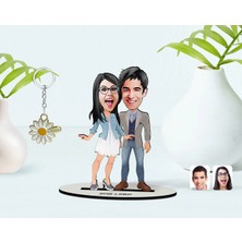 BK Gift Kişiye Özel Sevgililer Karikatürlü 3D Ahşap Biblo ve Isimli Gold Papatya Anahtarlık-81