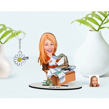BK Gift Kişiye Özel Kadın Patron Karikatürlü 3D Ahşap Biblo ve Isimli Silver Papatya Anahtarlık-6