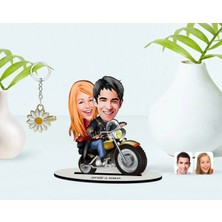 BK Gift Kişiye Özel Sevgililer Karikatürlü 3D Ahşap Biblo ve Isimli Gold Papatya Anahtarlık-17