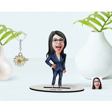 BK Gift Kişiye Özel Kadın Patron Karikatürlü 3D Ahşap Biblo ve Isimli Gold Papatya Anahtarlık-4