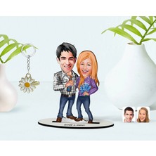 BK Gift Kişiye Özel Sevgililer Karikatürlü 3D Ahşap Biblo ve Isimli Gold Papatya Anahtarlık-50
