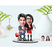 BK Gift Kişiye Özel Sevgililer Karikatürlü 3D Ahşap Biblo ve Isimli Gold Papatya Anahtarlık-1