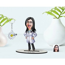 BK Gift Kişiye Özel Kadın Doktor Karikatürlü 3D Ahşap Biblo ve Isimli Silver Papatya Anahtarlık-1