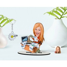 BK Gift Kişiye Özel Kadın Bankacı Karikatürlü 3D Ahşap Biblo ve Isimli Silver Papatya Anahtarlık-1