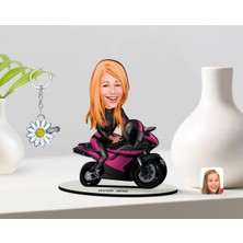 BK Gift Kişiye Özel Kadın Motorcu Karikatürlü 3D Ahşap Biblo ve Isimli Silver Papatya Anahtarlık