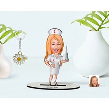 BK Gift Kişiye Özel Hemşire Karikatürlü 3D Ahşap Biblo ve Isimli Gold Papatya Anahtarlık-1
