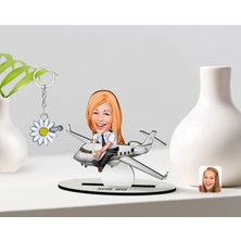 BK Gift Kişiye Özel Kadın Kaptan Pilot Karikatürlü 3D Ahşap Biblo ve Isimli Silver Papatya Anahtarlık