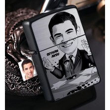 BK Gift Kişiye Özel Bay Spiker Sunucu Karikatürlü Benzinli Siyah Metal Çakmak - 1