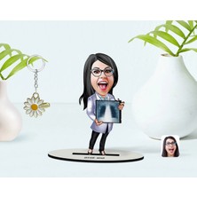 BK Gift Kişiye Özel Kadın Radyolojist Karikatürlü 3D Ahşap Biblo ve Isimli Gold Papatya Anahtarlık-1