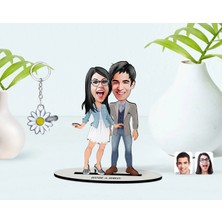 BK Gift Kişiye Özel Sevgililer Karikatürlü 3D Ahşap Biblo ve Isimli Silver Papatya Anahtarlık-81