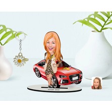 BK Gift Kişiye Özel Kadın Patron Karikatürlü 3D Ahşap Biblo ve Isimli Gold Papatya Anahtarlık-2