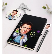 BK Gift Kişiye Özel Erkek Fen Bilimleri Öğretmeni Karikatürlü Siyah Defter Kalem ve Anahtarlık Hediye Seti-3