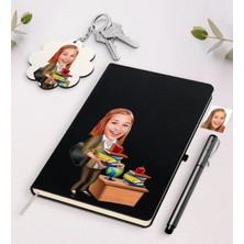 BK Gift Kişiye Özel Bayan Öğretmen Karikatürlü Siyah Defter Kalem ve Anahtarlık Hediye Seti-4